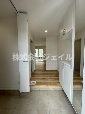 「新築戸建　三田市つつじが丘南１丁目」の玄関