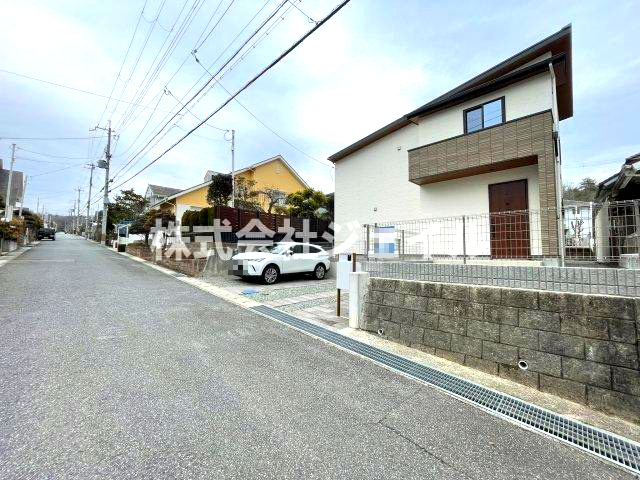 「新築戸建　三田市つつじが丘南１丁目」の前面道路含む現地写真
