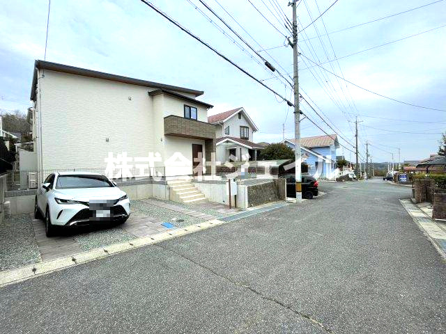 「新築戸建　三田市つつじが丘南１丁目」の前面道路含む現地写真