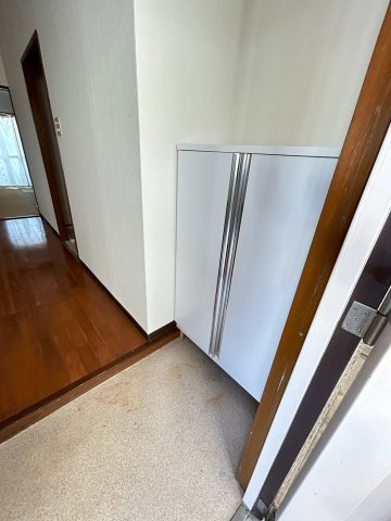 アールマンションの玄関