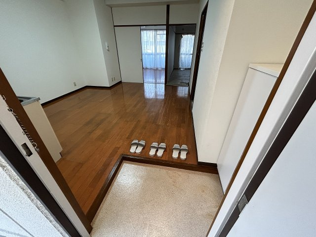 アールマンションの玄関