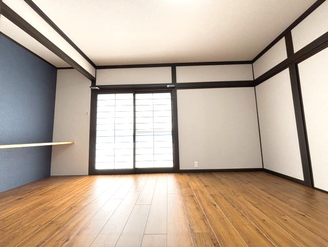 別府町の中古のおうち　松山市別府町中古戸建の洋室|明るい洋室です