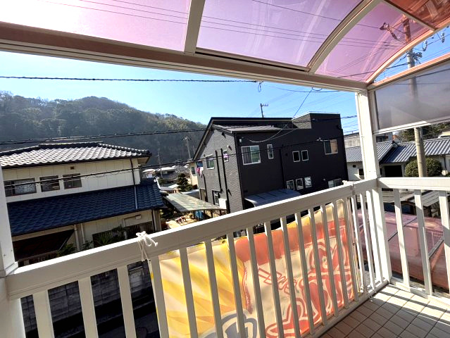 別府町の中古のおうち　松山市別府町中古戸建のバルコニー|お洗濯にも便利なバルコニー付き