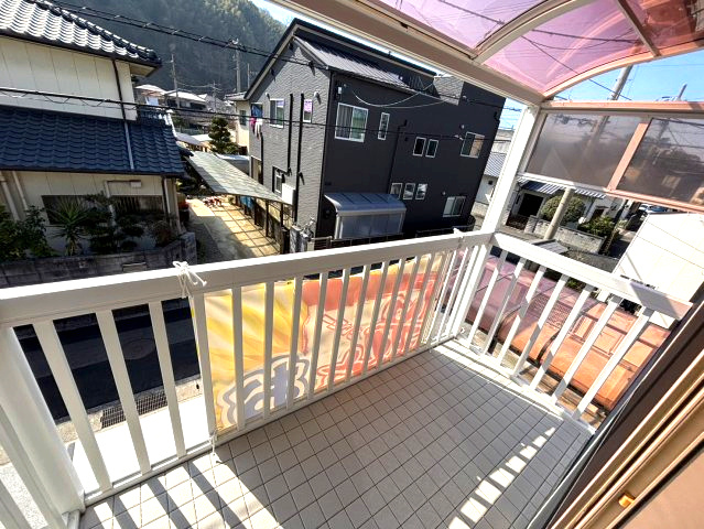 別府町の中古のおうち　松山市別府町中古戸建のバルコニー|お洗濯にも便利なバルコニー付き
