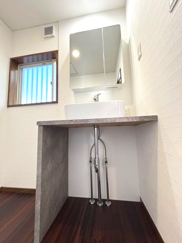 別府町の中古のおうち　松山市別府町中古戸建の独立洗面台|独立洗面台、小物を置くことができて便利です
