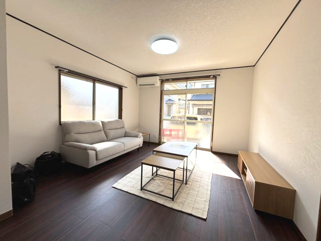 別府町の中古のおうち　松山市別府町中古戸建の居間・リビング|居間です