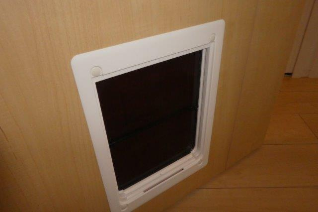 グリーンコテージの設備|ペットくぐり戸