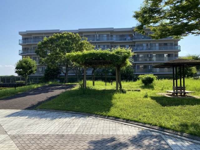 ドエルアルス木津南C棟の外観|中庭からのＣ棟風景です