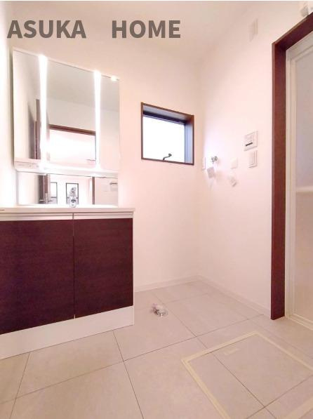 瀬谷区阿久和西４丁目の独立洗面台|広いスペースがとってある、独立洗面台の様子です。