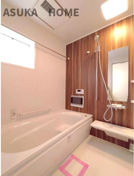 瀬谷区阿久和西４丁目の浴室|お風呂も広々使えそうですね。窓がついていて明るいですね。