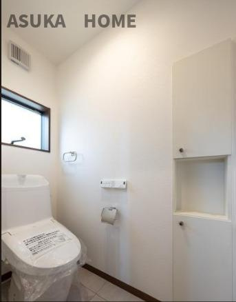 瀬谷区阿久和西４丁目のトイレ|白を基調とした清潔感のある温水洗浄便座のおトイレの様子です。