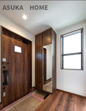 瀬谷区阿久和西４丁目の玄関|玄関も広々スペースとなっております。ゆとりがありますね。