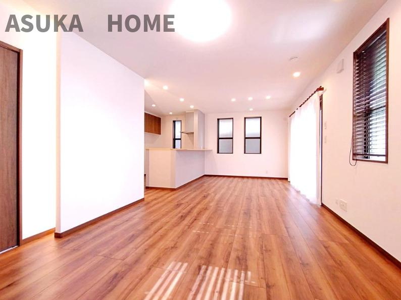 瀬谷区阿久和西４丁目の居間・リビング|２０帖の広々LDKです。家具の配置が楽しみです。