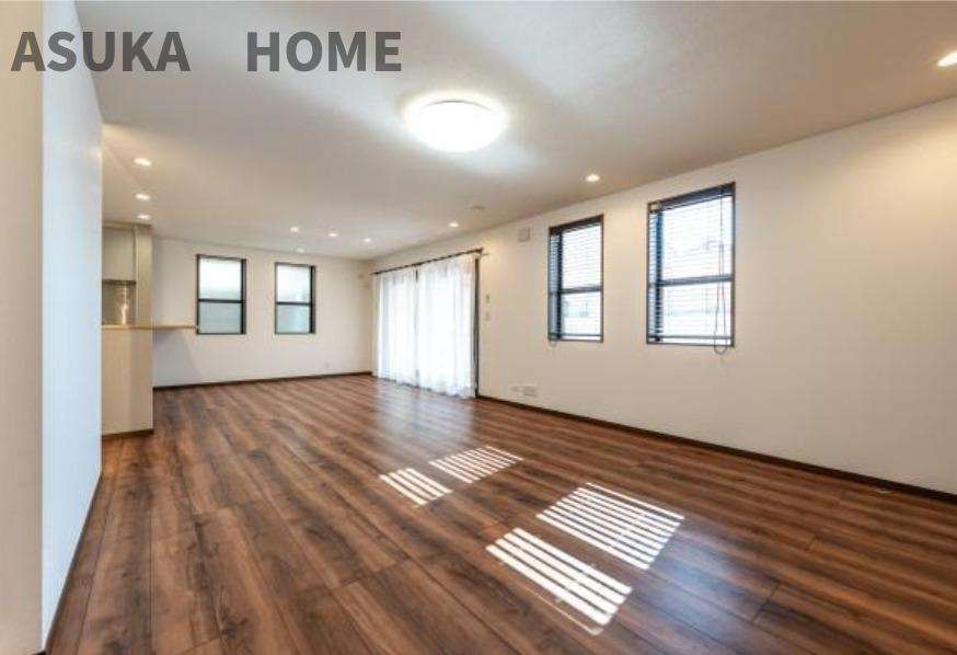 瀬谷区阿久和西４丁目の居間・リビング|リビングから２階への階段がついており、家族とののコミュニケーションが取りやすいですね。