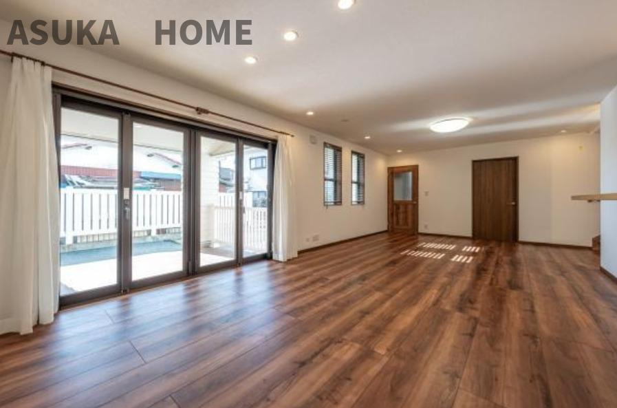 瀬谷区阿久和西４丁目の居間・リビング|窓の大きなLDKで、陽当たり良好であかるいリビングダイニングになります。