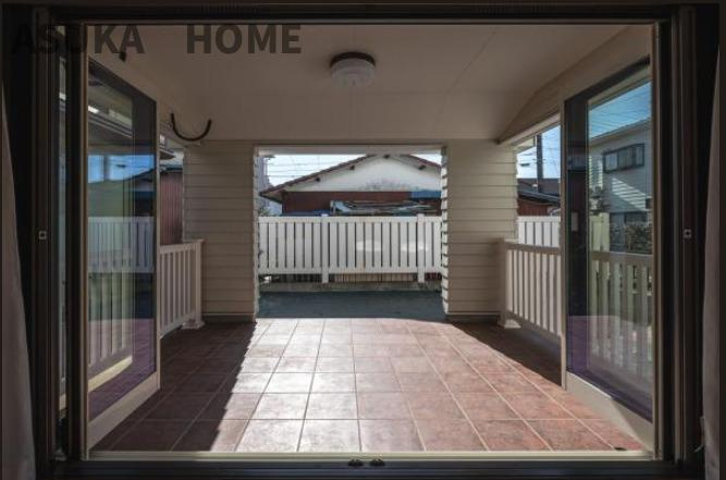 瀬谷区阿久和西４丁目の居間・リビング|リビング隣接のテラスです。折れ戸でオープンになり、第２のリビングとして使えますね。