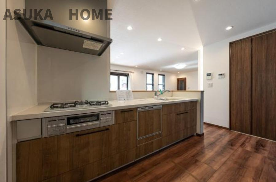 瀬谷区阿久和西４丁目のキッチン|広さが十分にあるカウンター式システムキッチンになります。料理の腕が上がっちゃいそうですね。