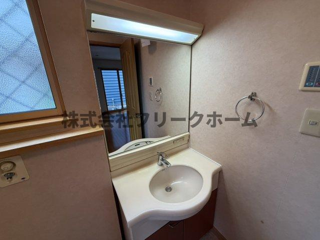 小金井市中町２丁目の一戸建ての独立洗面台