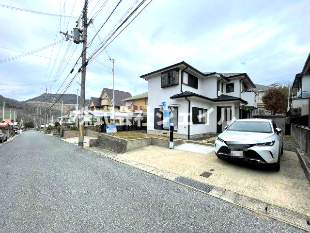「中古戸建　三田市つつじが丘北４丁目」の前面道路含む現地写真