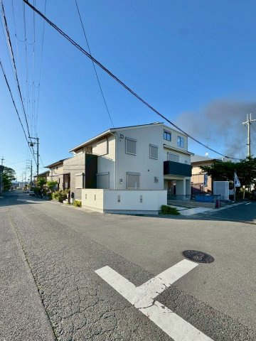 守山市播磨田町　新築戸建ての前面道路含む現地写真