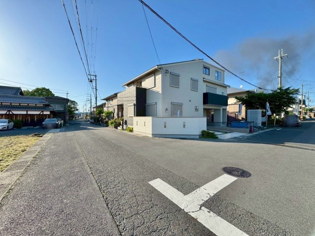 守山市播磨田町　新築戸建ての前面道路含む現地写真