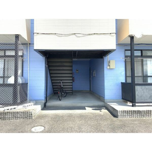 SurplusワイズハウスⅡのエントランス