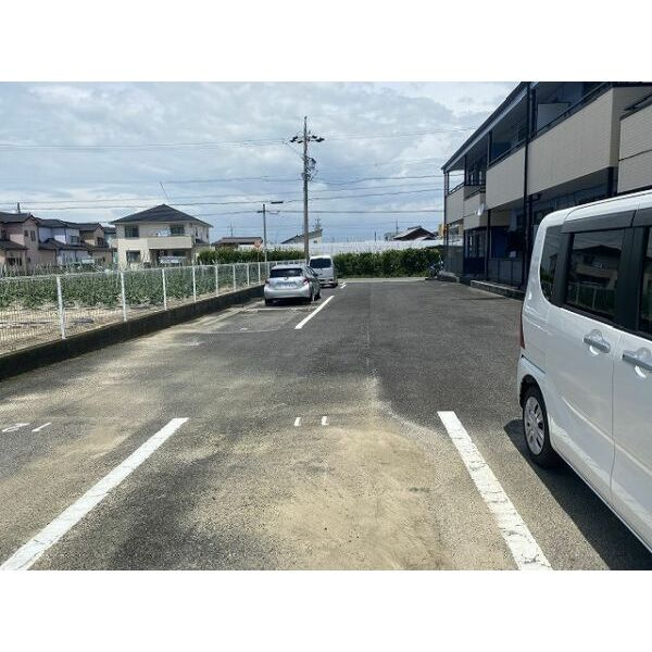 SurplusワイズハウスⅡの駐車場