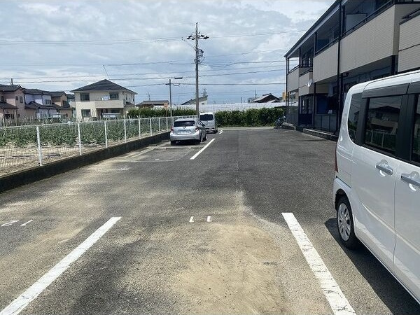 SurplusワイズハウスⅡの駐車場