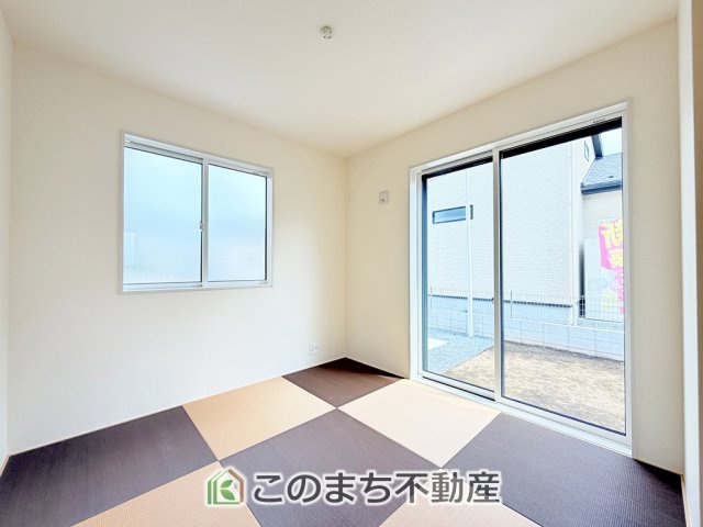 ブルーミングガーデン宇都宮市五代2丁目の和室|お子様のお昼寝にも便利な和室です。大きな窓から暖かな日差しが差し込みます♪