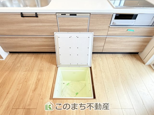 ブルーミングガーデン宇都宮市五代2丁目のキッチン|床下収納は意外と容量があり、日常のストックにも大活躍です♪