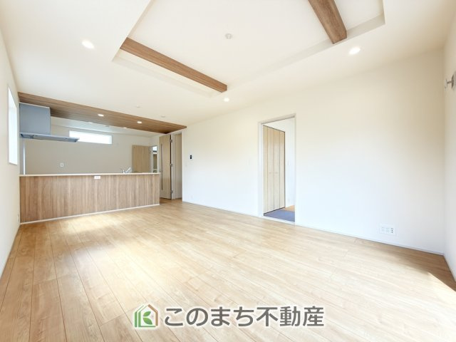 ブルーミングガーデン宇都宮市五代2丁目の居間・リビング|開放感のある広々としたリビング☆家族みんなでゆったりくつろげます♪
南側から暖かな日差しが差し込みます♪キッチンからリビングの様子がよく見渡せます☆
