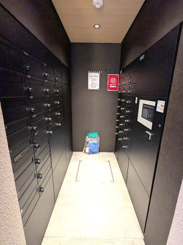 THE LIONS forsia文京湯島のロビー|タッチキーの宅配BOXと暗証番号付きのメールBOXです