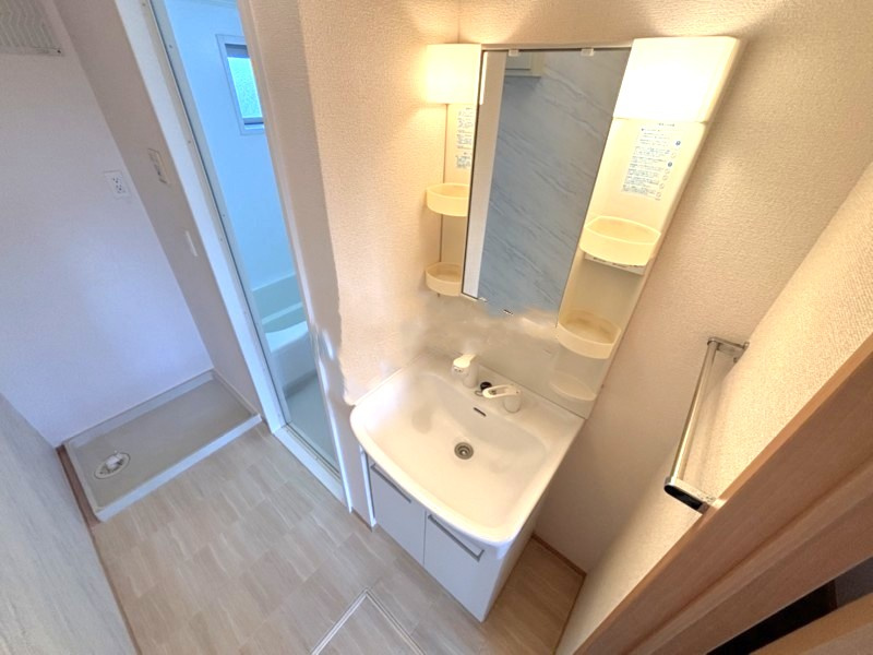 バッキンガムパレス【キャッシュバック対象】の独立洗面台|朝の支度にも助かる、独立の洗髪洗面化粧台