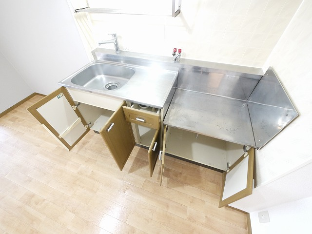 ヴァン・ヴェールⅠパートⅡのキッチン|コンパクトなキッチンで掃除もラクラク