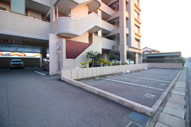 ■□グランドール米子旗ヶ崎□■の駐車場|屋外駐車場になります。