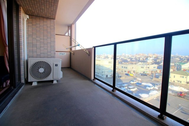 ■□グランドール米子旗ヶ崎□■のバルコニー|奥行もあるバルコニーになります。洗濯物もしっかり干すことが可能です。