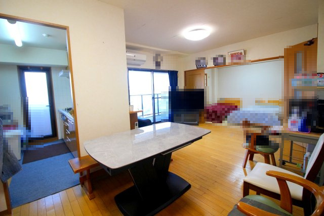 ■□グランドール米子旗ヶ崎□■の居間・リビング|広々ＬＤＫ15帖あります。家族団らんができますね。ＬＤＫ横の和室からもバルコニーへアクセスできます♪