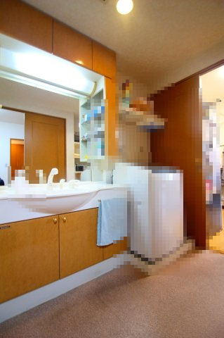 ■□グランドール米子旗ヶ崎□■の独立洗面台|広々した洗面になります。収納も多く二人で同時に使用可能な広さになります。キッチンから脱衣場→浴室の動線が考えられた間取りになります。