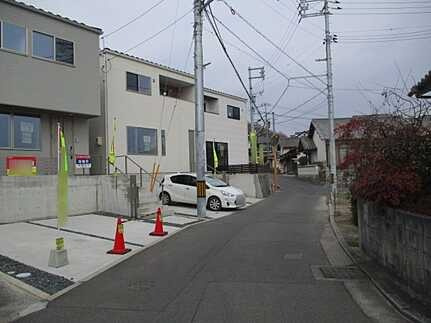 広島市佐伯区八幡２丁目　新築一戸建ての前面道路含む現地写真