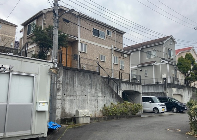 【前面道路含む現地写真】 | 住宅用の土地では前面道路に2m以上接していなければならないと法律で定められています。しかし、お持ちの車のサイズやライフスタイルなどにより、2mでは利便が悪い場合もございますので、事前に確認しましょう。