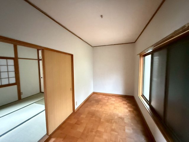 津田東町3丁目戸建の洋室|落ち着いた色調の洋室です