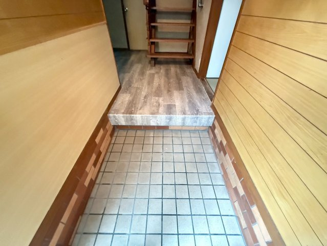 津田東町3丁目戸建の玄関|明るい玄関です