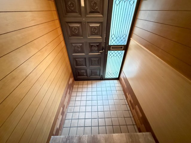 津田東町3丁目戸建の玄関|収納もある玄関です