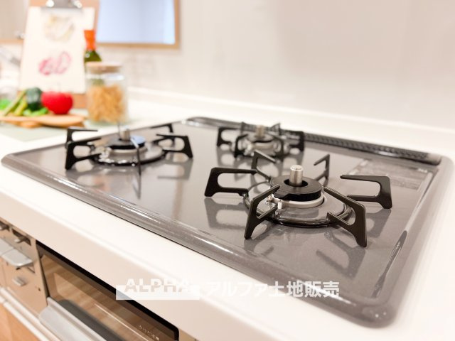 コスモ立川サングレイスのキッチン|【gas stove】◆ガスコンロ◆使い勝手に配慮されたガスコンロを備えたキッチン。火力調整がしやすく、毎日の調理がスムーズに進み、家事の時間を心地よく支えてくれます