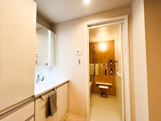 コスモ立川サングレイスの収納|【Shoe cabinet】◆下駄箱◆玄関まわりをすっきり整えられる下駄箱を設置。家族分の靴も収まりやすく、来客時も第一印象を整えやすい空間です