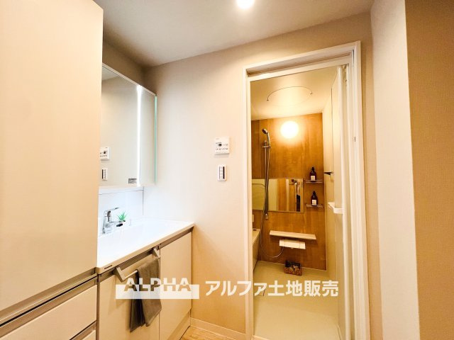 コスモ立川サングレイスのランドリースペース|【Laundry space】
◆ランドリースペース◆広々した空間で雨の日でも十分に洗濯物を乾かすことが出来ます。バスルームには浴室換気乾燥機も付いているので重宝しますね。
