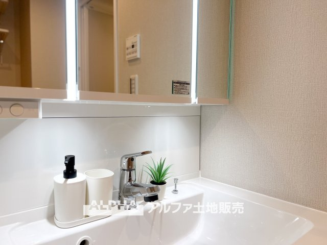 コスモ立川サングレイスの独立洗面台|【Vanit】◆洗面台◆身支度がしやすい洗面台は、収納力にも配慮した設計。朝の準備から帰宅後まで、家族みんなが使いやすい空間です。
