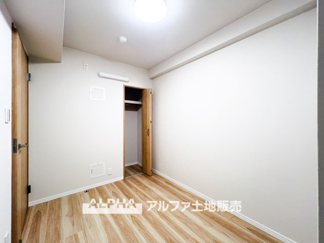 コスモ立川サングレイスの洋室|【cozy room】
◆必要なもの、好きなもの◆しかないから安らげる。そんな部屋にしていく自分なりのデザインに。使いやすい部屋の形、大きい窓色々な用途が実現できる。