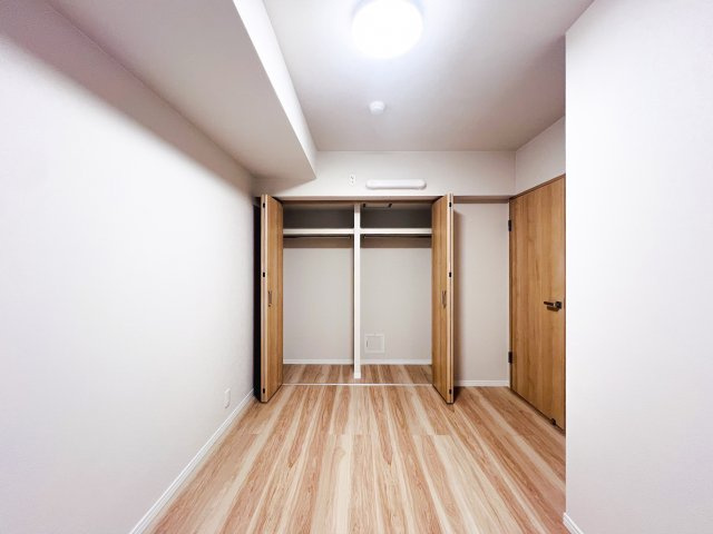 コスモ立川サングレイスの洗面所|【trifold mirror】
◆三面鏡◆歯ブラシ・コップ・ドライヤー・化粧品類など様々な小物を使用するので散らかってしまいがち。鏡の裏収納でたっぷり収納して生活感を隠し、スタイリッシュな空間に。