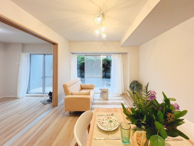 コスモ立川サングレイスの外観|【A cozy space】◆余白のある暮らし◆
人を招いても、ひとりで過ごしても心地よい住空間。
温もりを感じるこの場所が、暮らしの輪郭をやさしく描いていく。